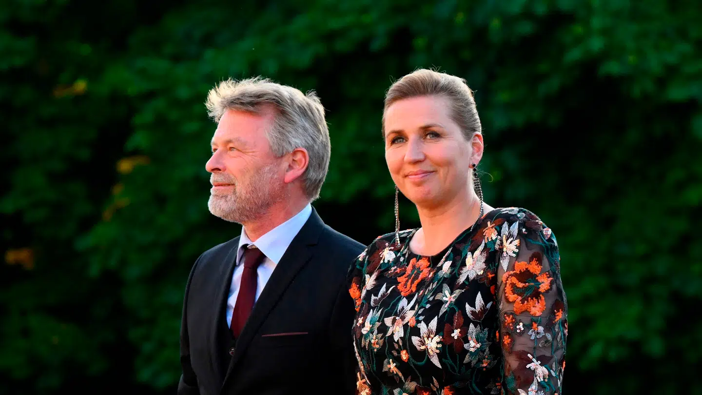 Statsminister Mette Frederiksen finder det uproblematisk, at hendes mand arbejder på en dokumentar, Ukraines præsident, Volodymyr Zelenskyj indgår.