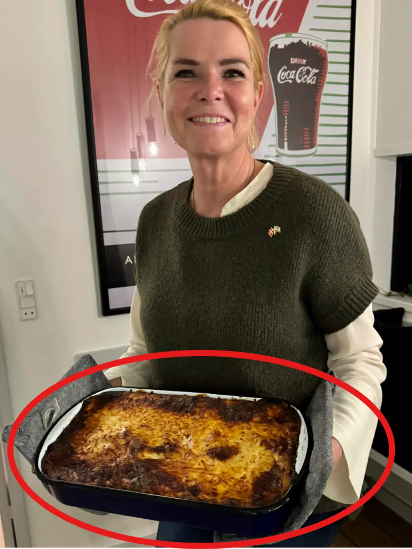 Her ses det meget omtalte billede af Inger Støjberg med den hjemmelavede lasagne i hånden.