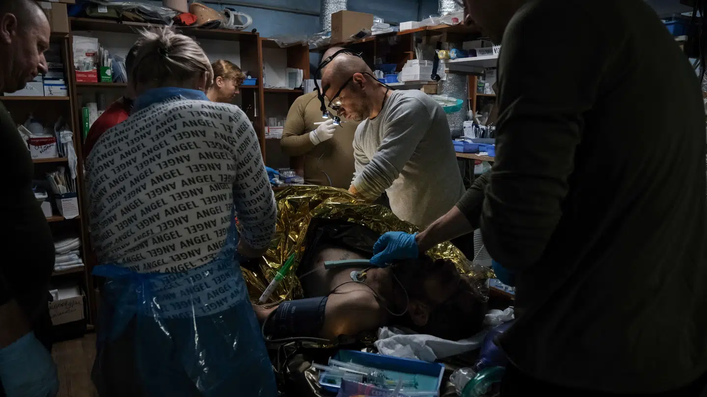 For de involverede soldater er krigen i Ukraine blodig alvor. Her forsøger læger at redde en såret ukrainsk soldat fra fronten.
