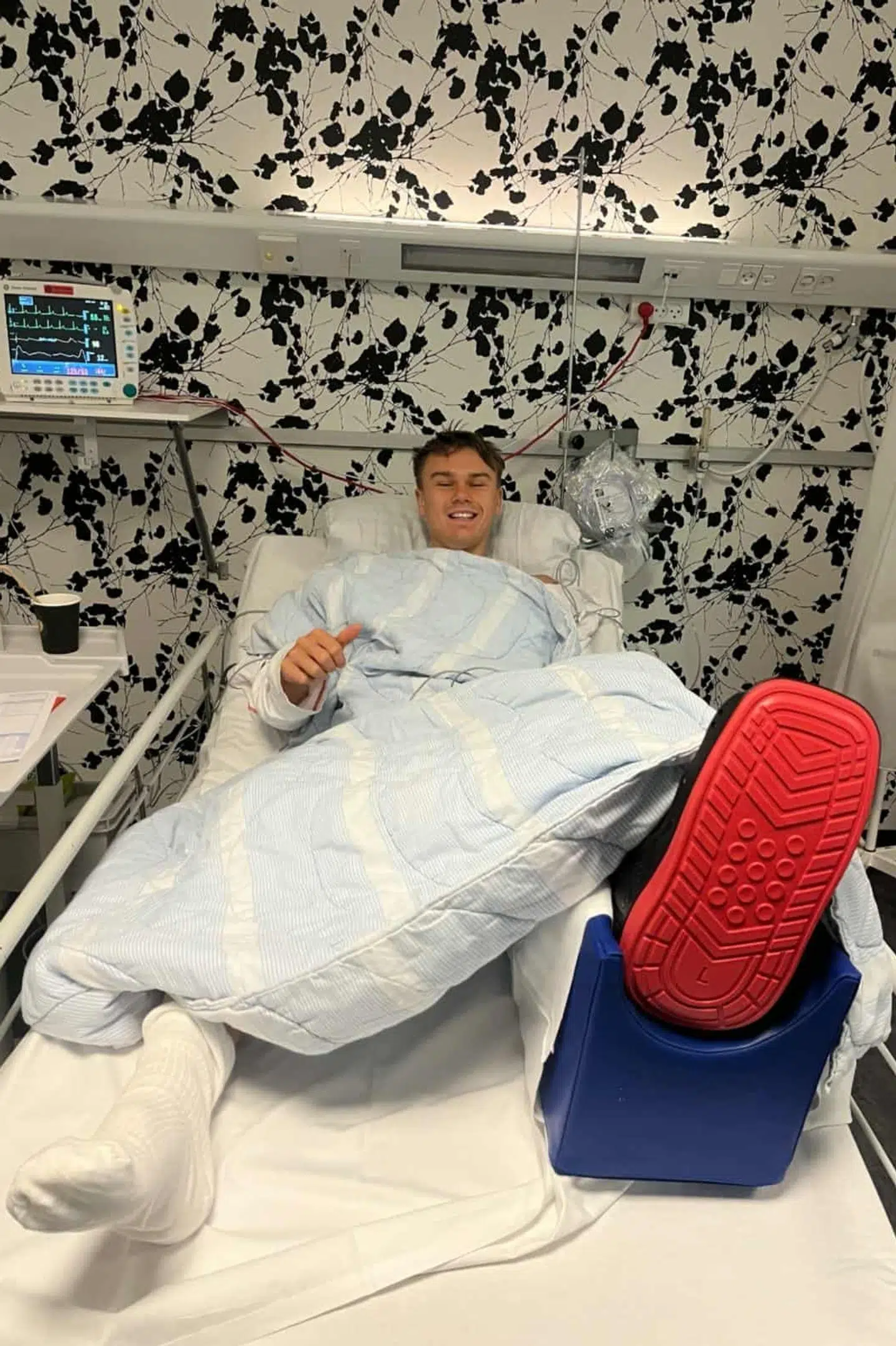 Holger Rune er blevet fotograferet i sygesengen.