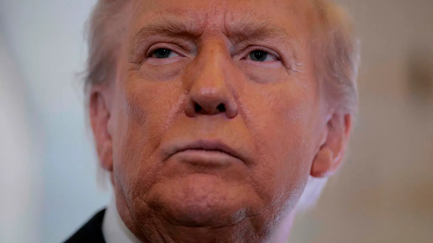 Donald Trump fotograferet ombord på Air Force One 12. oktober, da han var på vej til Israel for at underskrive en fredsaftale. Nu truer han Hamas med militær magt, hvis organisationen ikke makker ret.