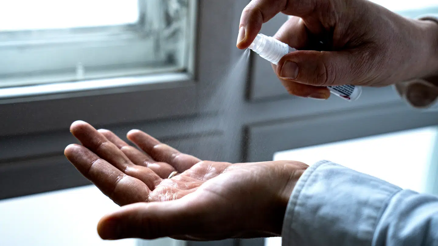 Meget håndsprit er lavet indeholdende ethanol. Men det advarer en gruppe eksperter nu imod.