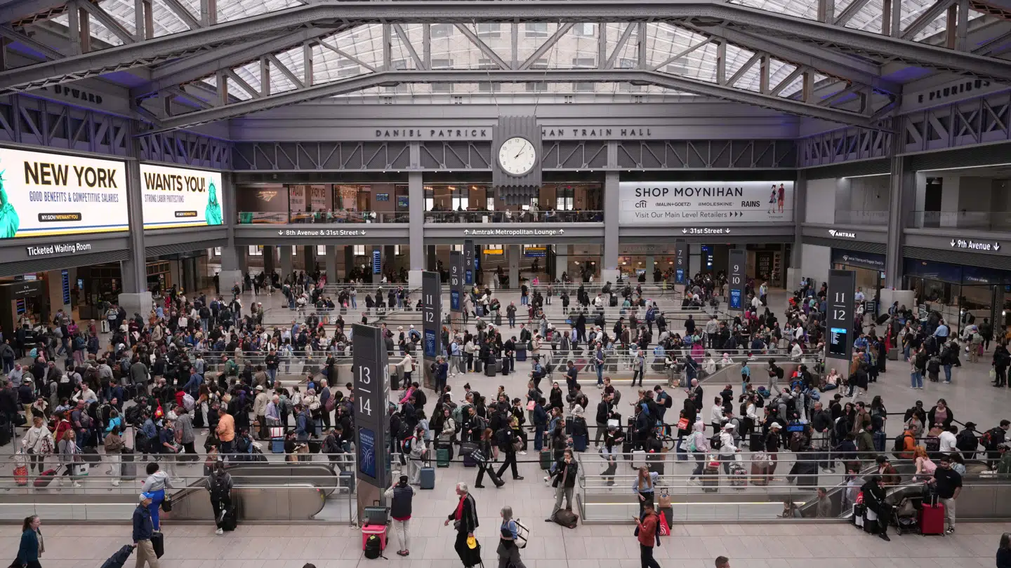 Penn Station er et travlt sted. Mandag blev den nyfødte pige efterladt der.