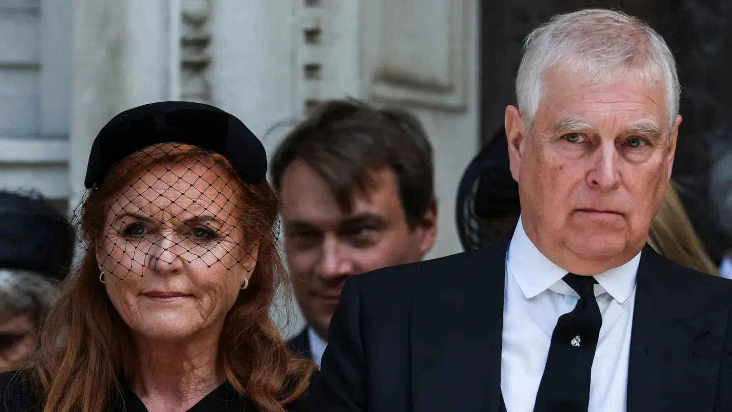 Prins Andrew fotograferet med sin ekskone Sarah Ferguson i september i år i forbindelse med begravelsen af Hertuginden af Kent. (Arkivfoto)