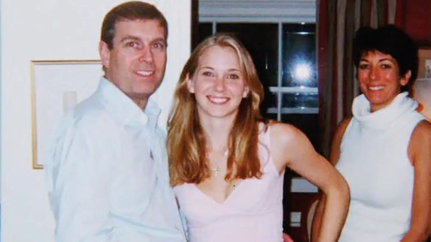 Det famøse foto af prins Andrew med den purunge Virginia Giuffre. Jeffrey Epstein veninde Ghislaine Maxwell ses i baggrunden. (Arkivfoto)