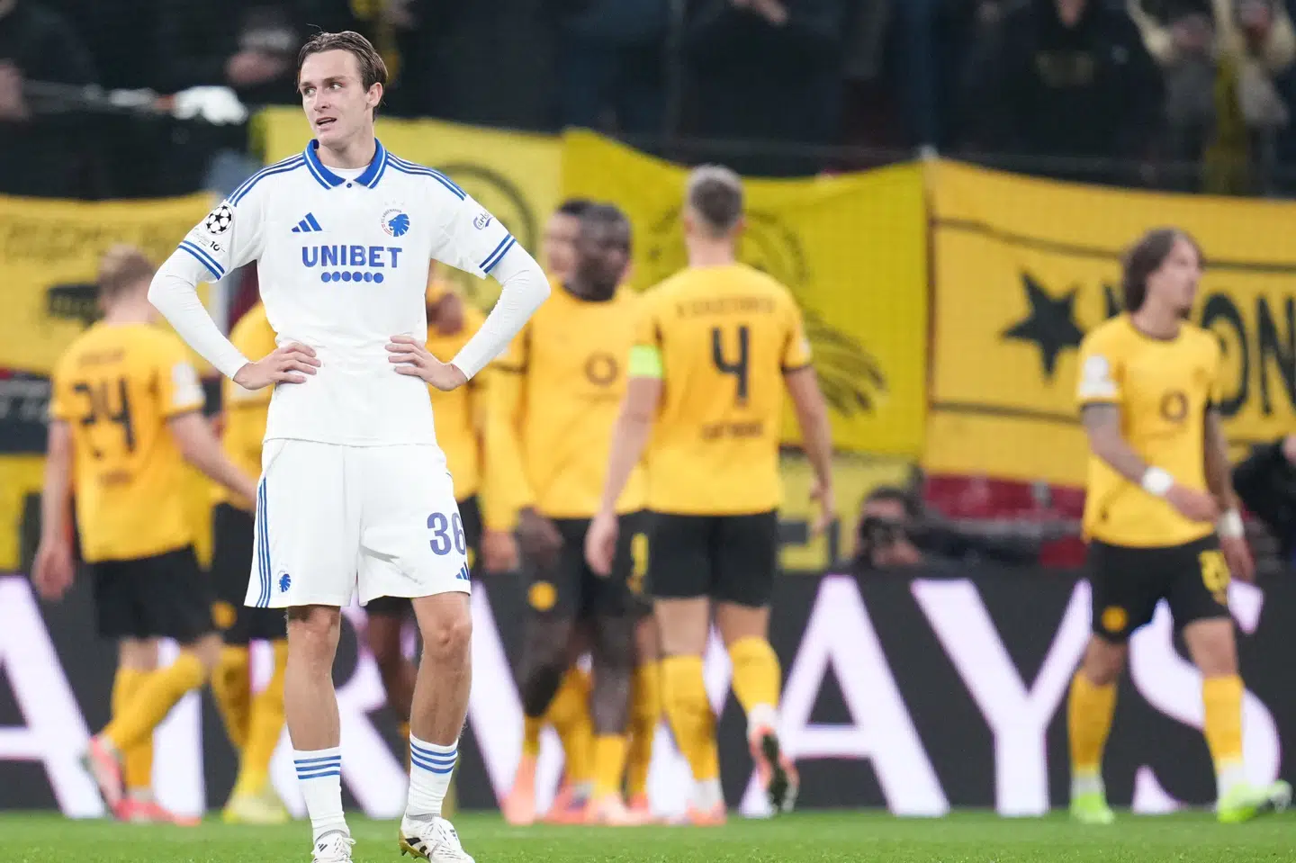 William Clem kigger fortvivlet rundt i Parken efter Dortmunds scoring til 3-1.