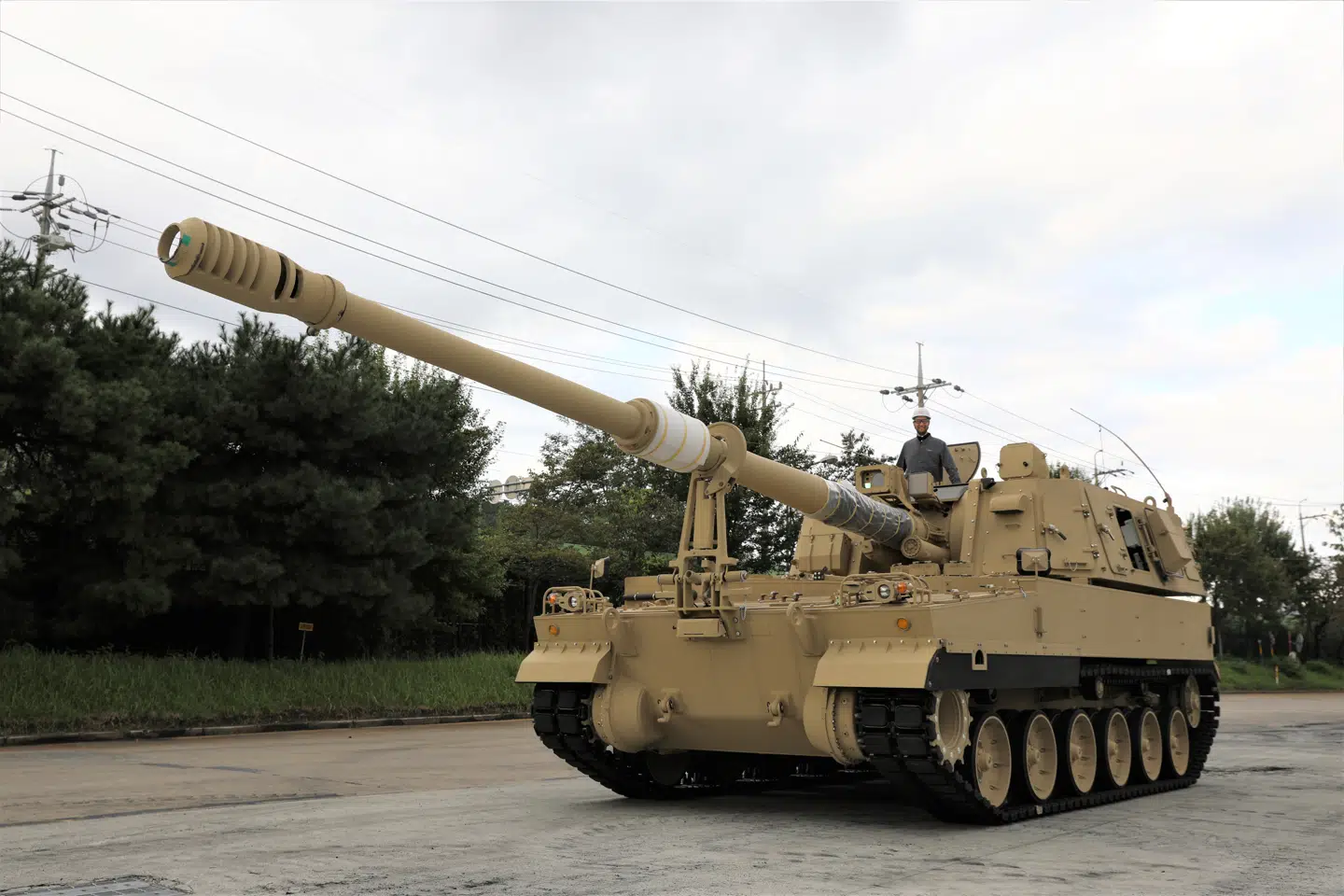 Sydkorea vil være de demokratiske landes våbenarsenal. Hos en af landets største forsvarsproducenter, Hanwha, og dens underafdeling Aerospace prøvekørte Berlingske selskabets mest berømte eksportvare, K9-haubitseren.