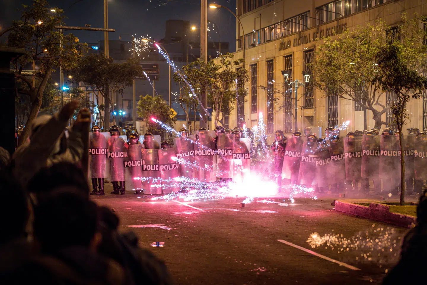 Betjente står her klar under en demonstration i Lima den 15. oktober.