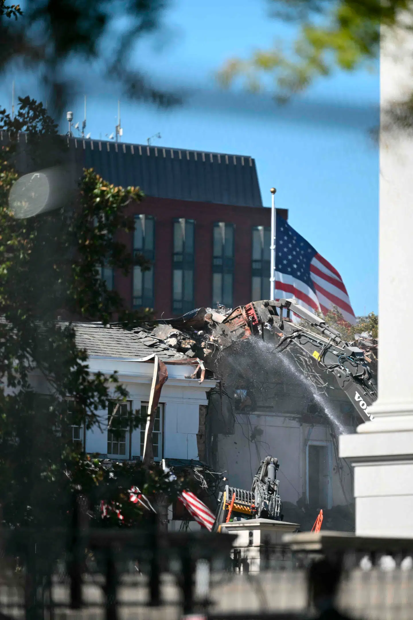 Det er ifølge Donald Trump planen, at den nye balsal skal have plads til op mod 900 gæster. East Room, der er det nuværende største rum i Det Hvide Hus, kan rumme omkring 200 personer.