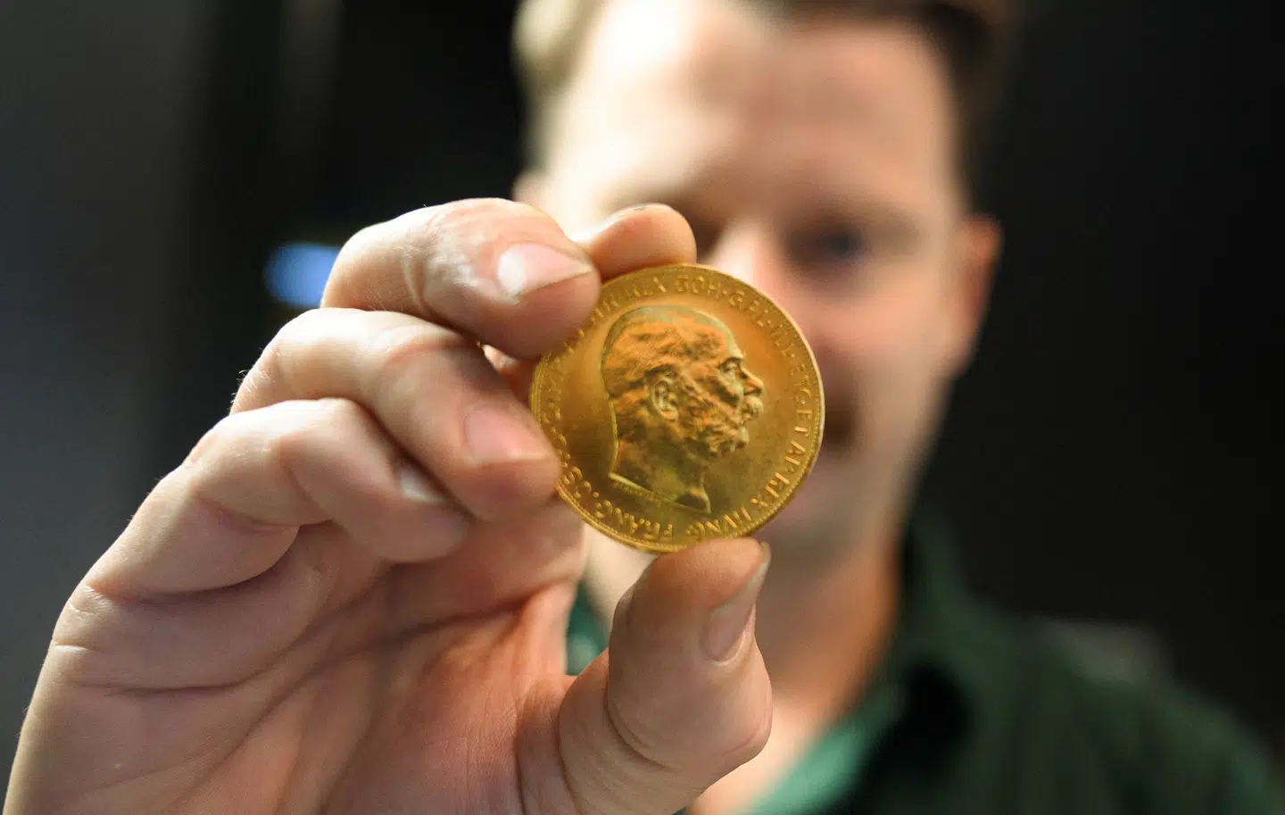 Prisen på guld er siden nytår steget med 50 procent. Tirsdag blev guld ramt af et markant prisfald.