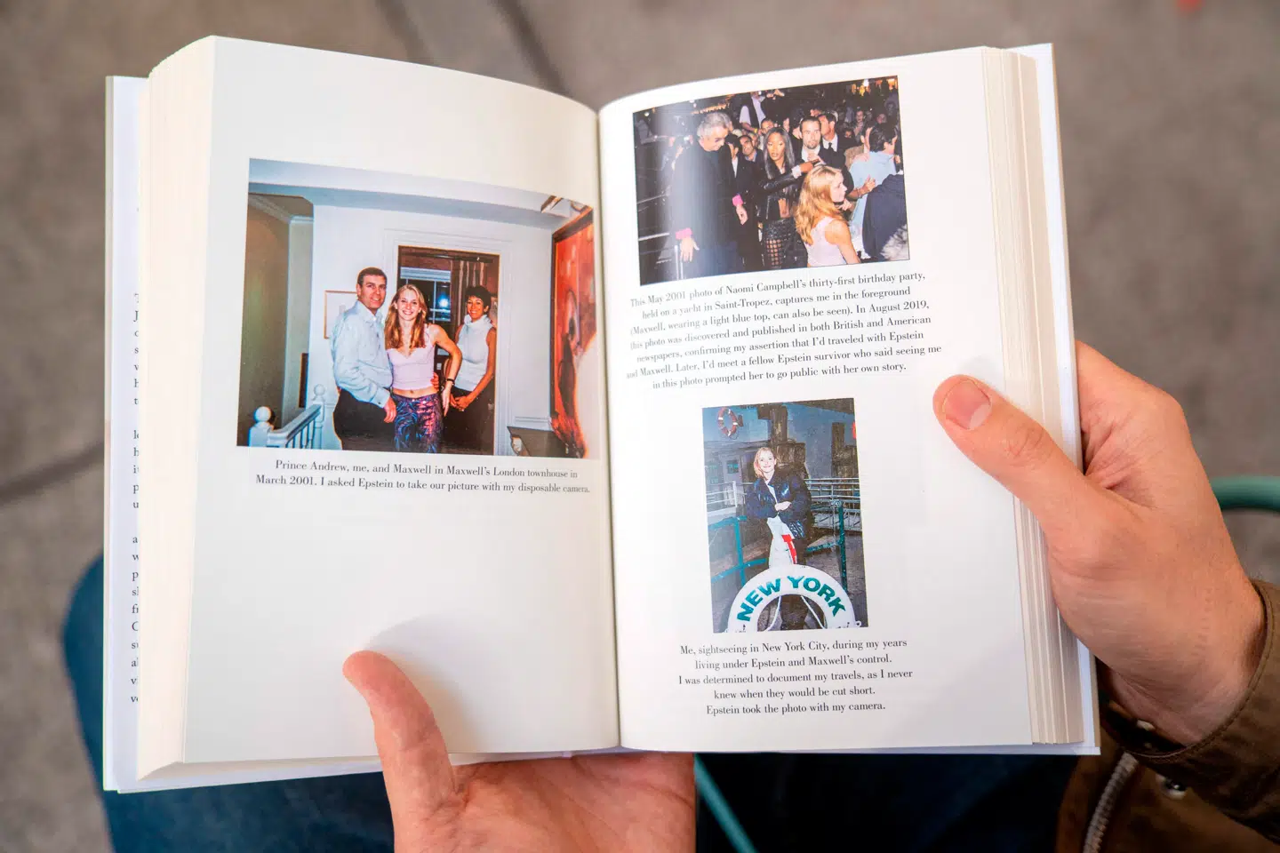 Her ses bogen 'Nobody's Girl – A Memoir of Surviving Abuse and Fighting for Justice' af Virginia Giuffre, hvori der er billeder af prins Andrew (tv.).
