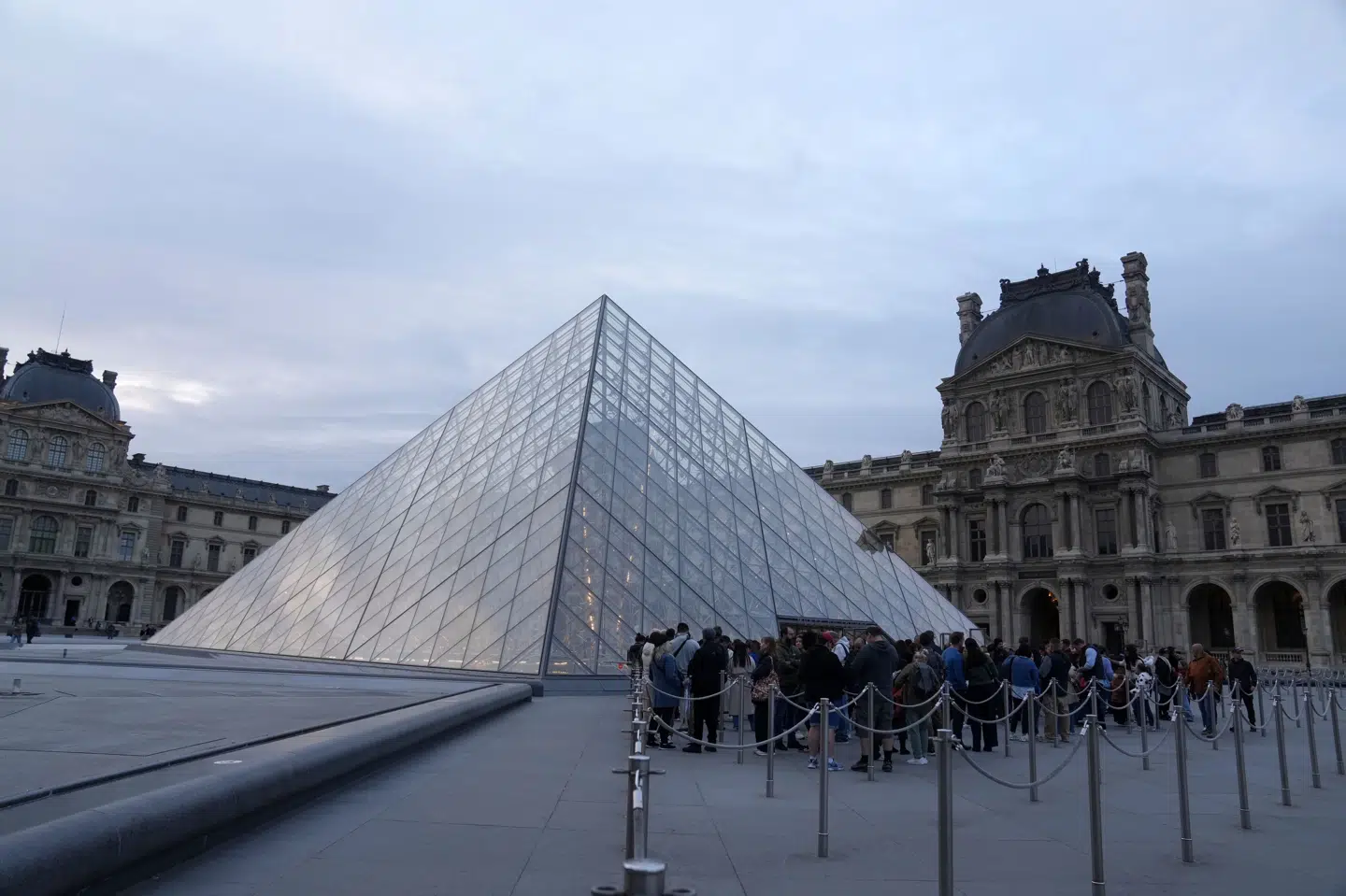Besøgende står i kø for at komme ind i Louvre onsdag morgen - tre dage efter juvelrøveri.