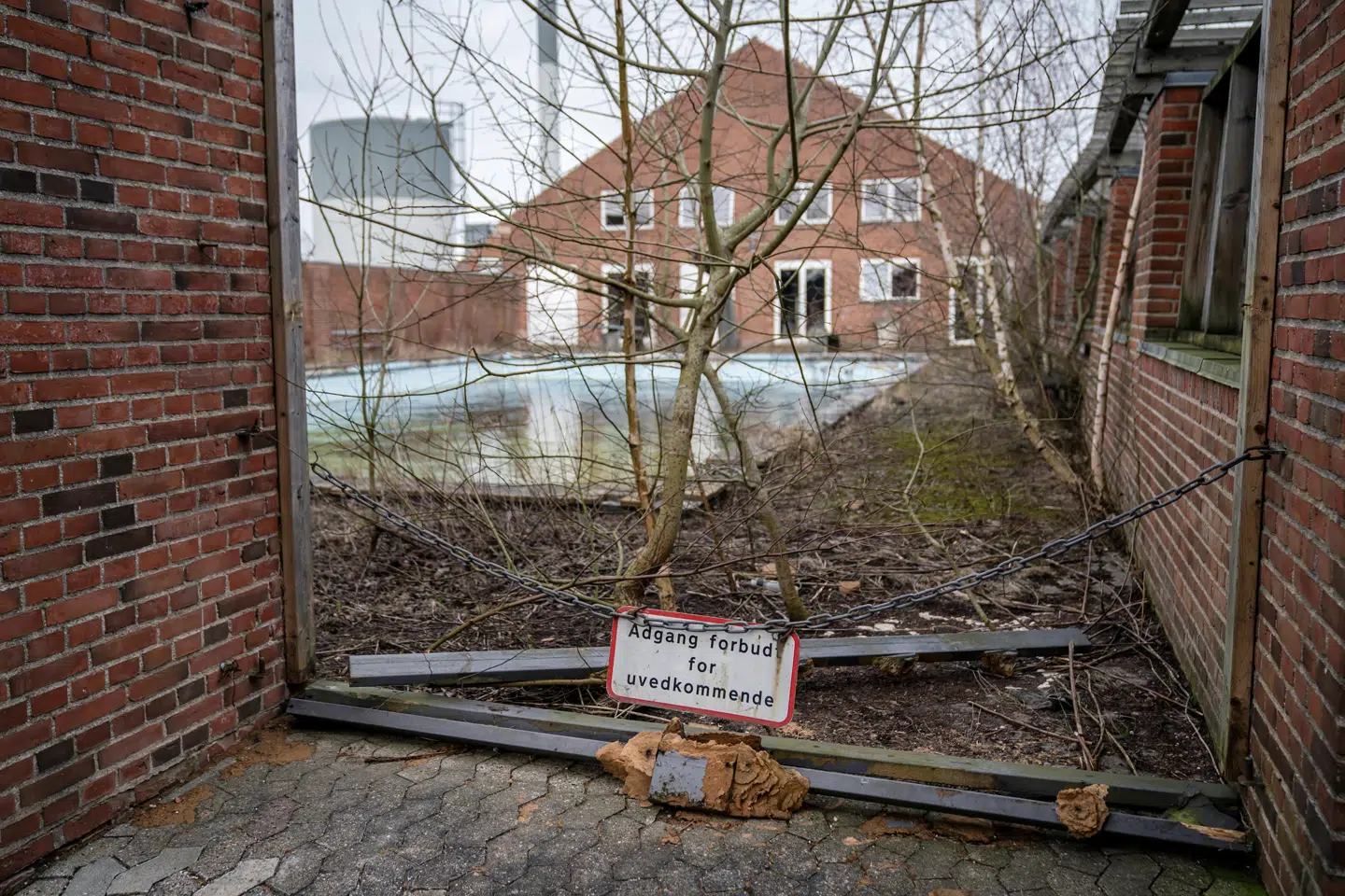 Billedet af det misligholdte svømmebassin, som engang blev doneret til Livgarden i Høvelte, blev symbolet for nedslidningen i Forsvaret. I begyndelsen af oktober – to et halvt år senere – begyndte nedrivningen.