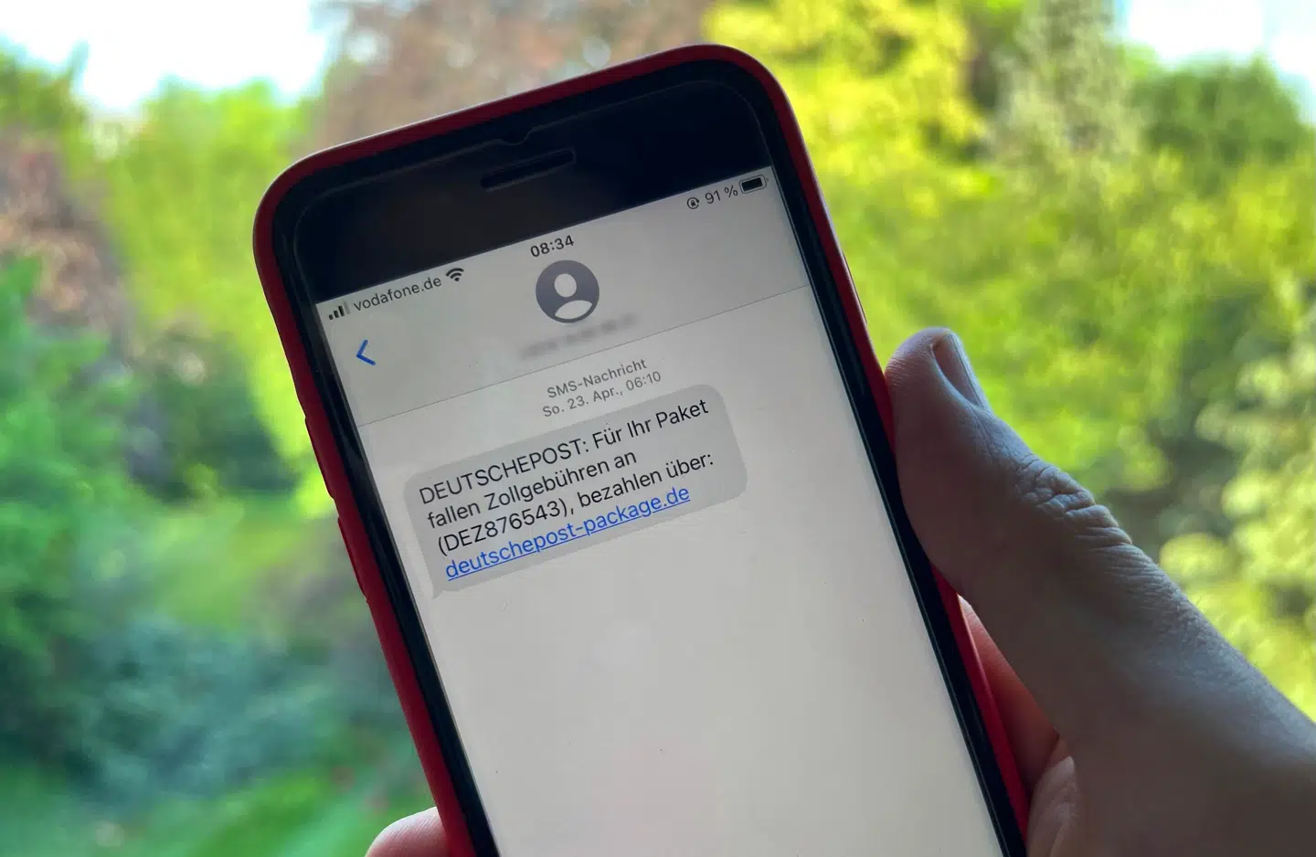 Det var for at komme den stigende mængde af svindelbeskeder udsendt på sms til livs, at teleselskaberne tidligere i år begyndte at filtrere de falske beskeder fra. Systemet viste sig imidlertid ikke at fungere så godt, som man troede, så medarbejdere har – stik mod reglerne – skullet kontrollere indholdet af tusinder af beskeder.