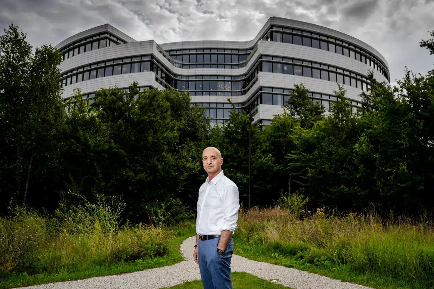 Her ses den nye topchef Mike Doustdar foran Novo Nordisks hovedkvarter i Bagsværd.