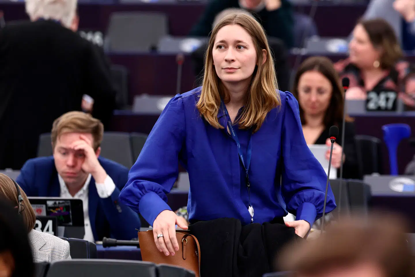 Berlingskes erhvervskommentator, Thomas Bernt Henriksen, må ifølge SF-europaparlamentariker Kira Marie Peter-Hansen forstå, at det ofte tager tid at få enderne til at mødes, når Europa-Parlamentet skal nå til enighed.