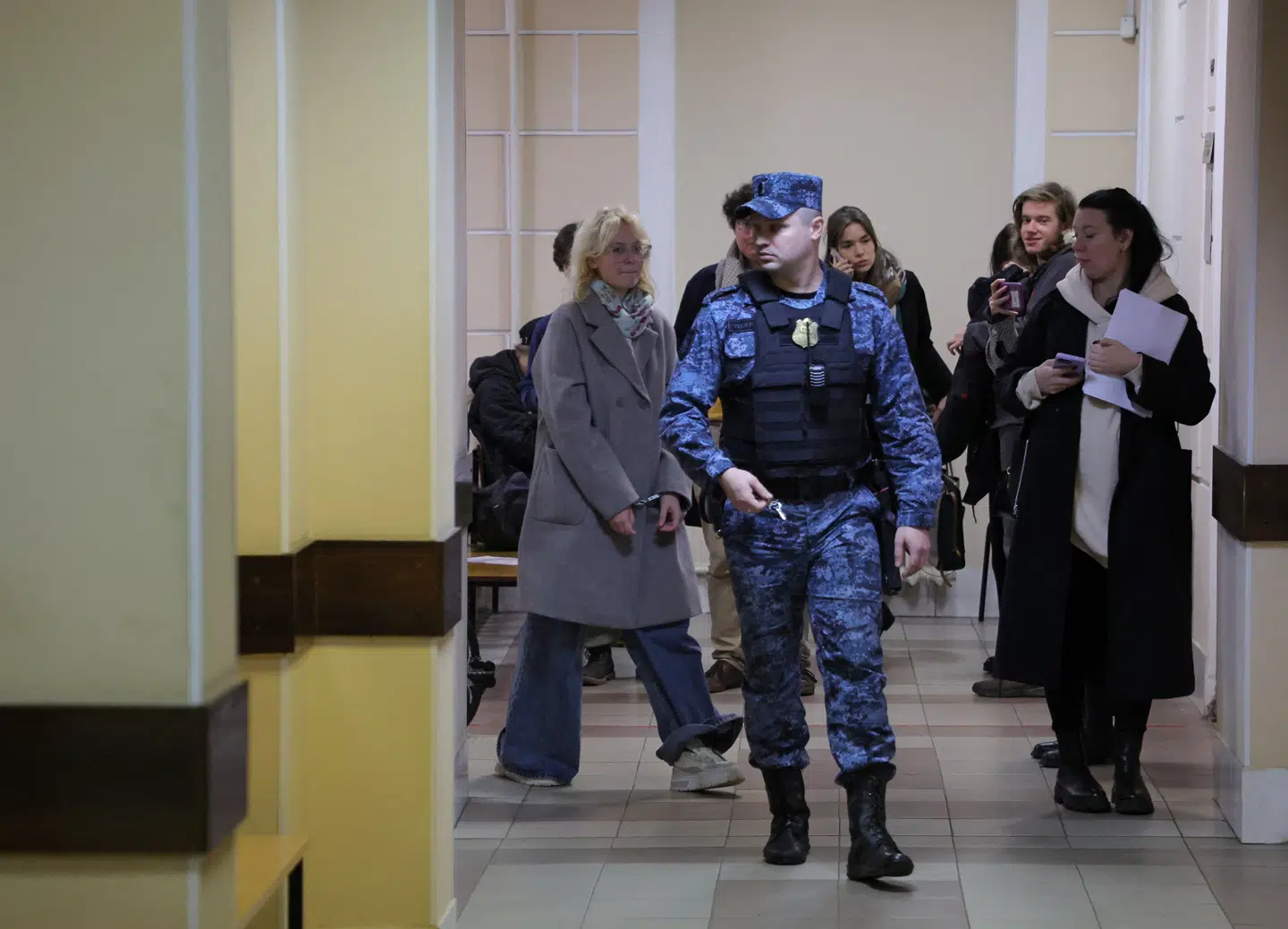 Diana Loginova (bagest tv.) er forsanger i bandet Stoptime. Hun blev anholdt, efter at videoer af bandets koncerter med regimekritiske sange gik viralt.