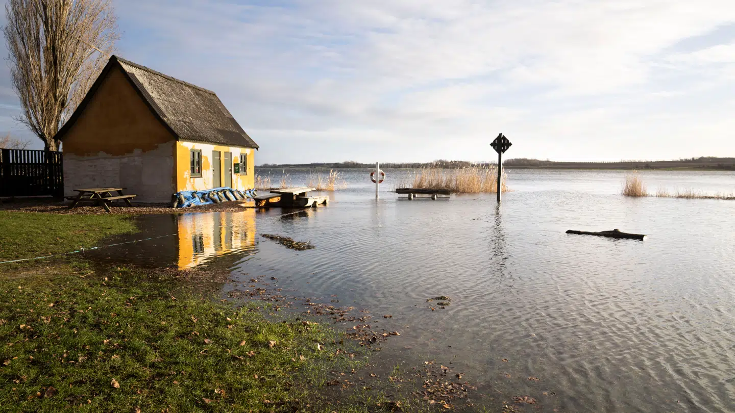 Stormfloder, skybrud og stigende vandstand formodes at ramme danskerne oftere i fremtiden. Derfor slår en gruppe forskere alarm over de økonomiske konsekvenser.
