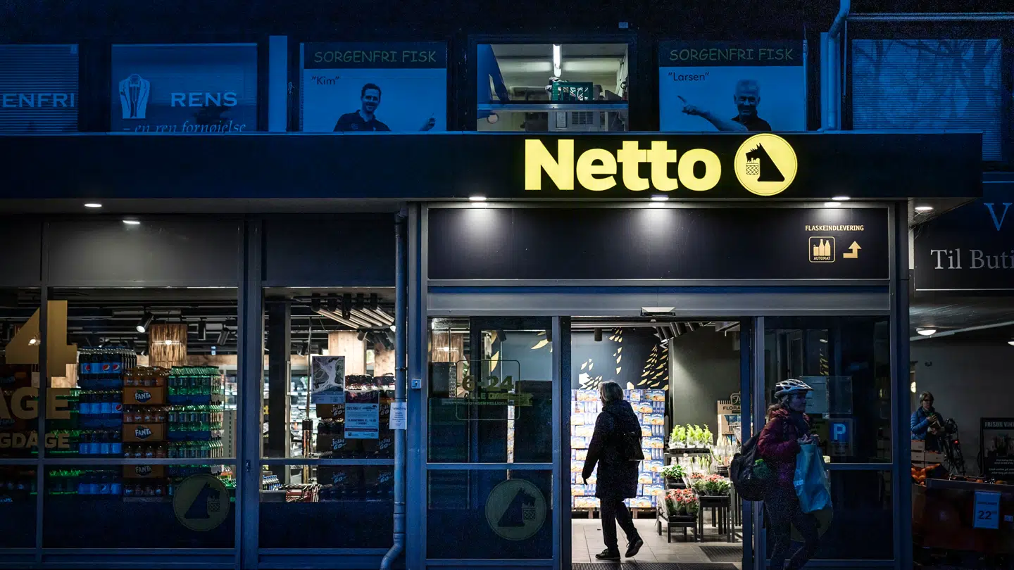 Netto supermarked, Sorgenfri Torv, Virum. Dagligvare, dagligvarer, butik, varer, kasseassistent, kassen, kassebånd, lavpris, discount, vareopfyldning, opfyldning, kunde, kunder.