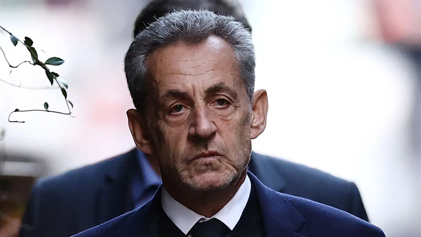 Nicolas Sarkozy er blevet idømt fem års fængsel. Han er fundet skyldig i sammensværgelse grundet beskyldninger om, at bidrag fra Libyen og diktatoren Muammar Gaddafi finansierede hans præsidentkampagne i 2007.