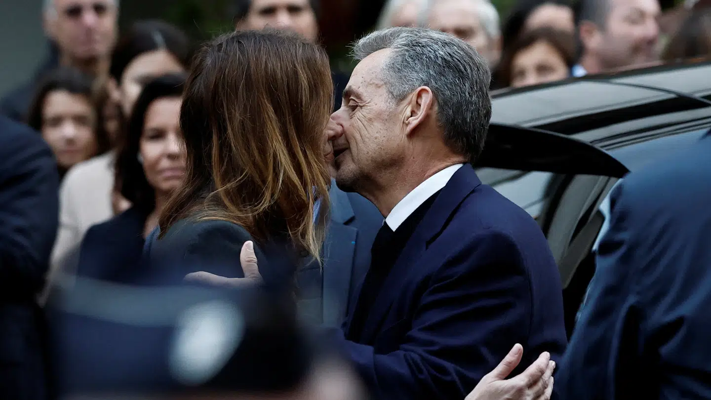 Nicolas Sarkozy kysser hustruen Carla Bruni farvel.
