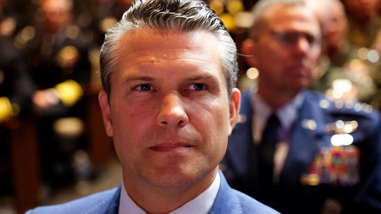 USAs krigsminister Pete Hegseth i forbindelse med et stormøde med op mod 800 amerikanske generaler og admiraler 30. september i Quantico, Virginia. Det møde samt en række andre ting møder han kraftigt kritik for.