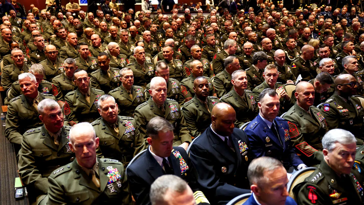Et udsnit af de omkring 800 generaler og admiraler, der var indkaldt til et møde med Pete Hegseth 30. september på basen Quantico i Virginia.