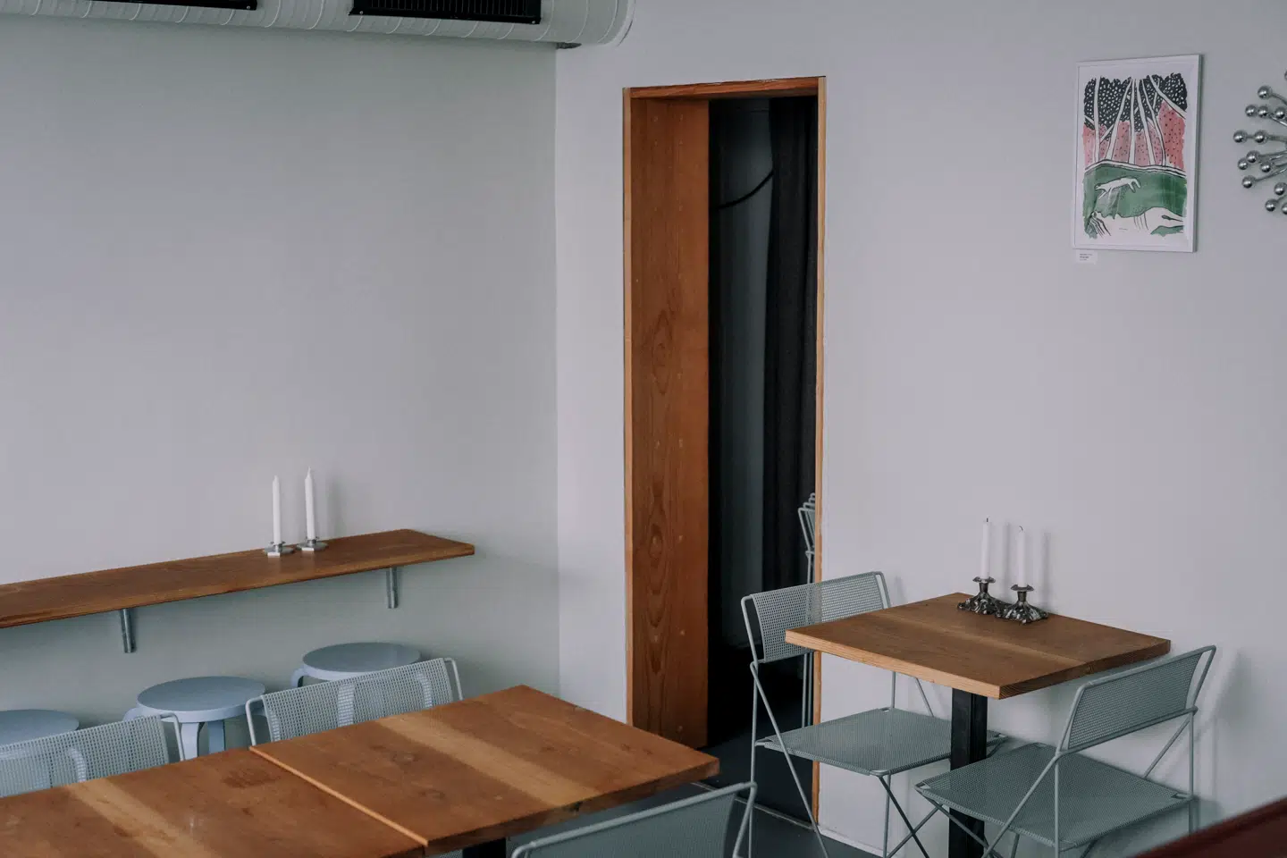 Bare tre tomandsborde er der på den nye vin- og spisebar, så der bliver hurtigt trangt, konstaterer Søren Frank.