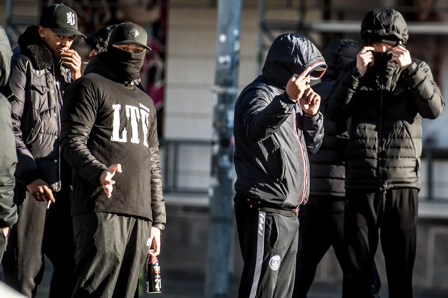 Tildelingen af dansk indfødsret har i mange år været alt for lemfældig, skriver Ole P. Kristensen. Her ses medlemmer af gruppen Loyal to Familia (LTF) foran Københavns Byret i 2017. Arkivfoto: Ritzau Scanpix