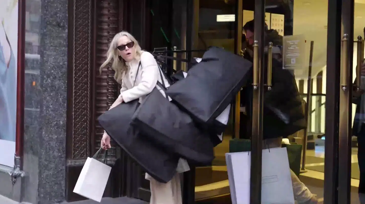 Caroline Fleming får shoppet så meget under en tur i Harrods, at hun dårligt kan komme ud af luksusstormagasinet igen. Foto: Screendump / Viaplay