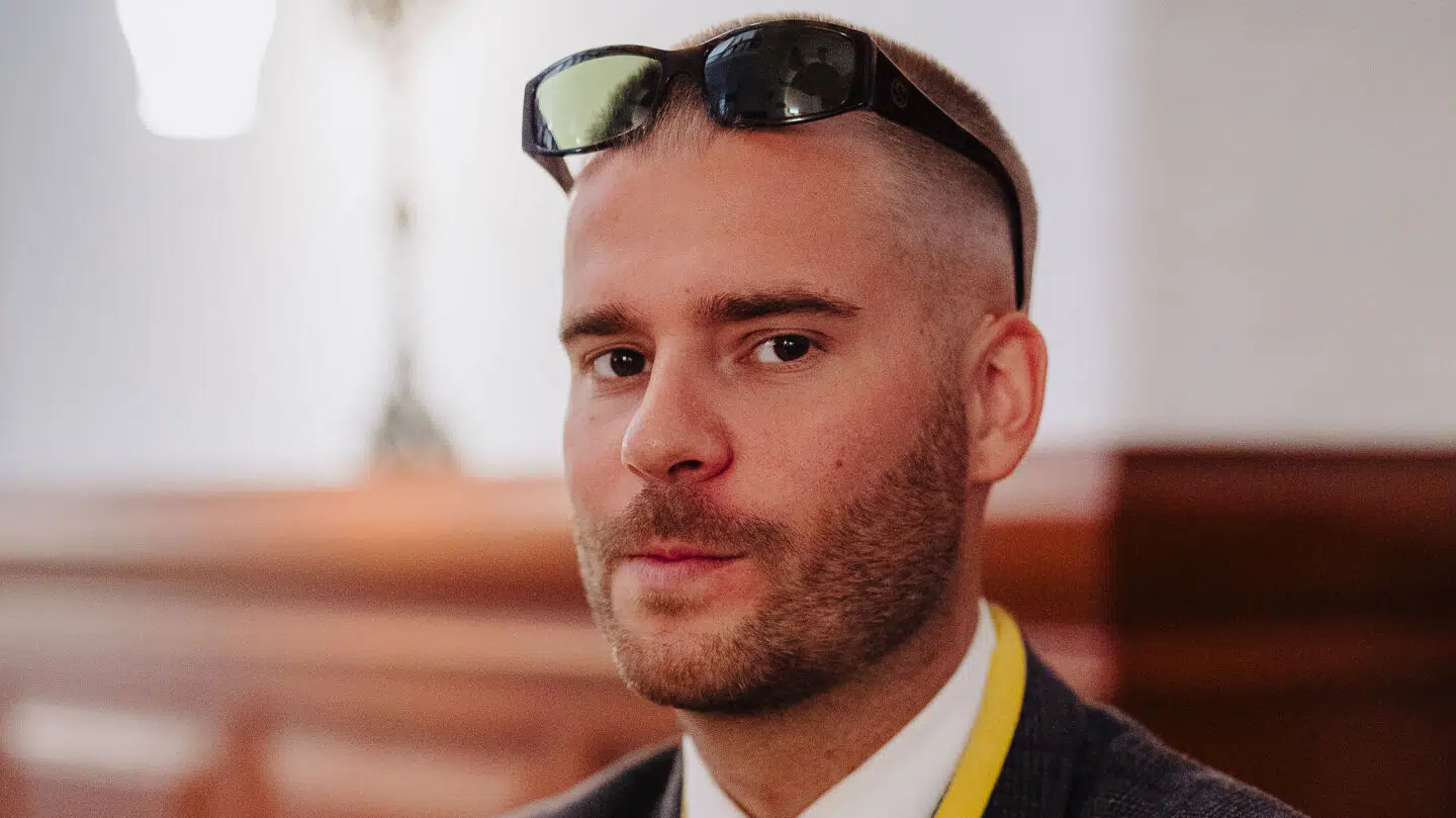 Foruden at stå i spidsen for ungdomsbevægelsen, så er Mitchel Oliver også kommunikationskonsulent i Dansk Folkeparti.