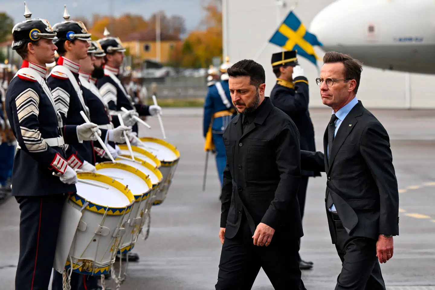 Den ukrainske præsident, Volodomyr Zelenskyj, besøger i dag Sverige. Han ankom tidligere i dag til Stockholm, hvor han blev taget imod af den svenske statsminister, Ulf Kristersson.
