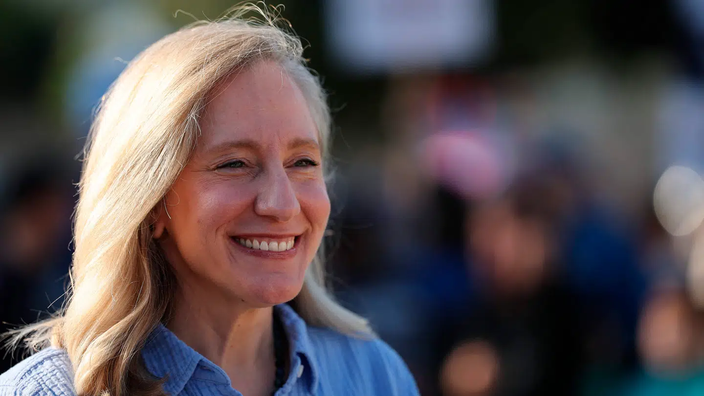 Abigail Spanberger ser ud til at blive Virginias næste guvernør, hvis man skal tro meningsmålingerne.