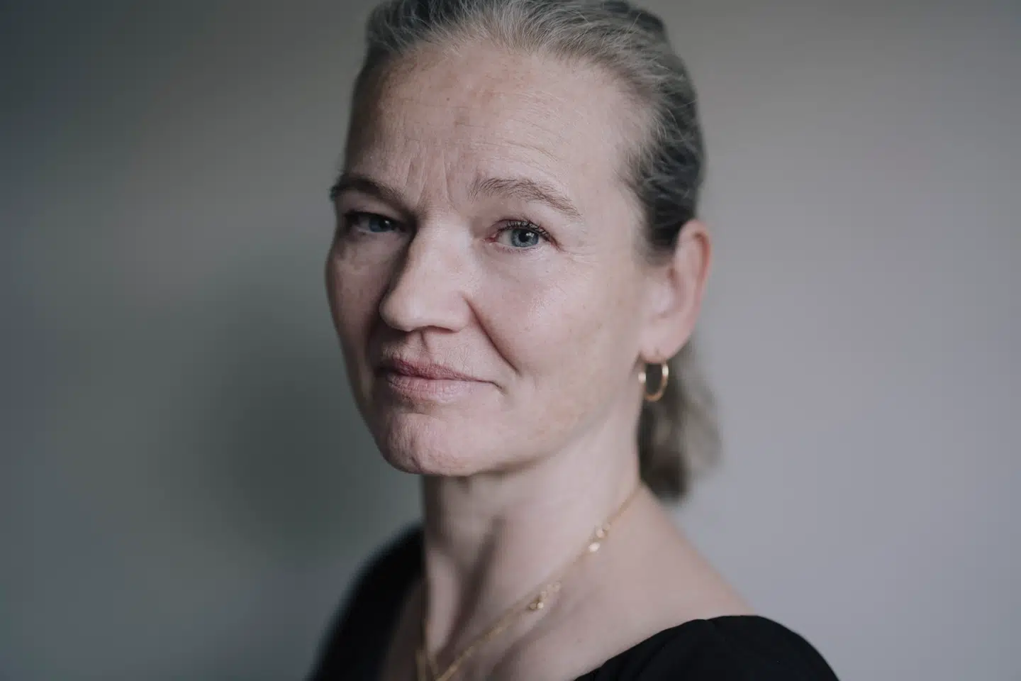 Rikke Schmidt Kjærgaard vågnede på Skejby Sygehus, men i to måneder kunne hun ikke bevæge andet end sine øjenlåg. Hun kunne ikke sige det til nogen, fortæller hun.