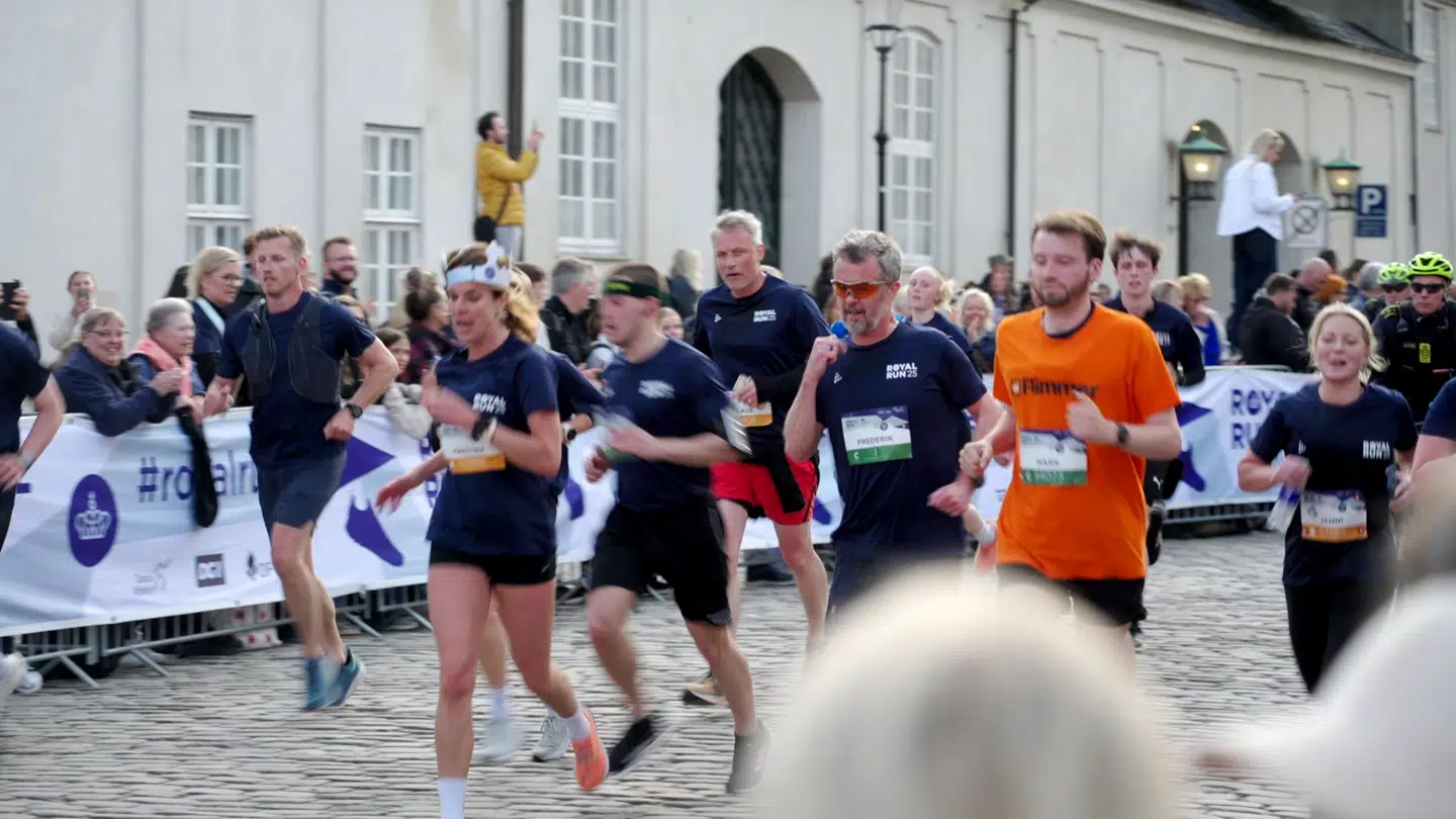 Royal Run er en af årets største opgaver for PET, der har flere livvagter med kongefamilien rundt og lavet et stort forudgående planlægningsarbejde. Foto: Katrine Hornnes / DR / Collectif