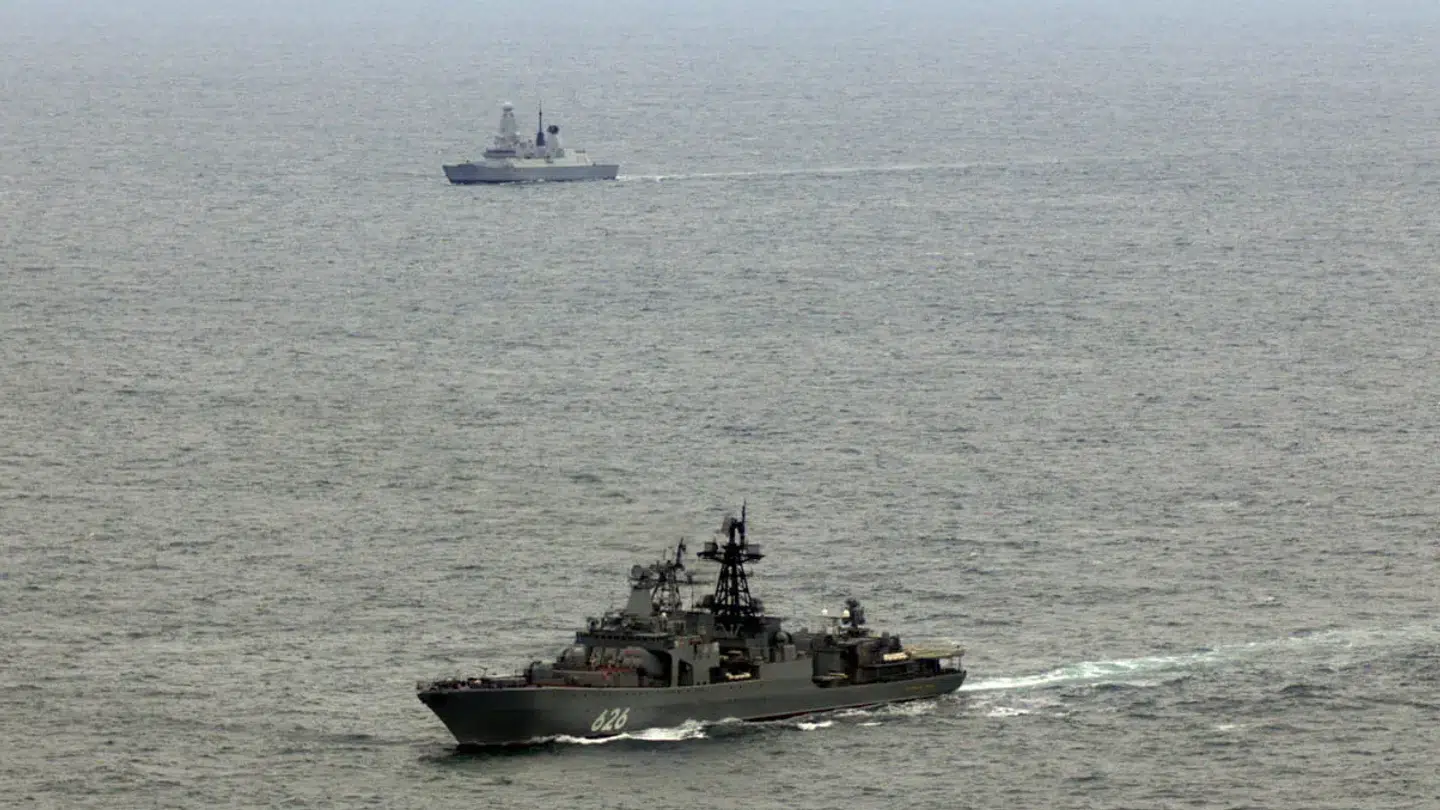 Det russiske krigsskib 'Vice Admiral Kulakov' i forgrunden og det britiske 'HMS Duncan' i baggrunden.