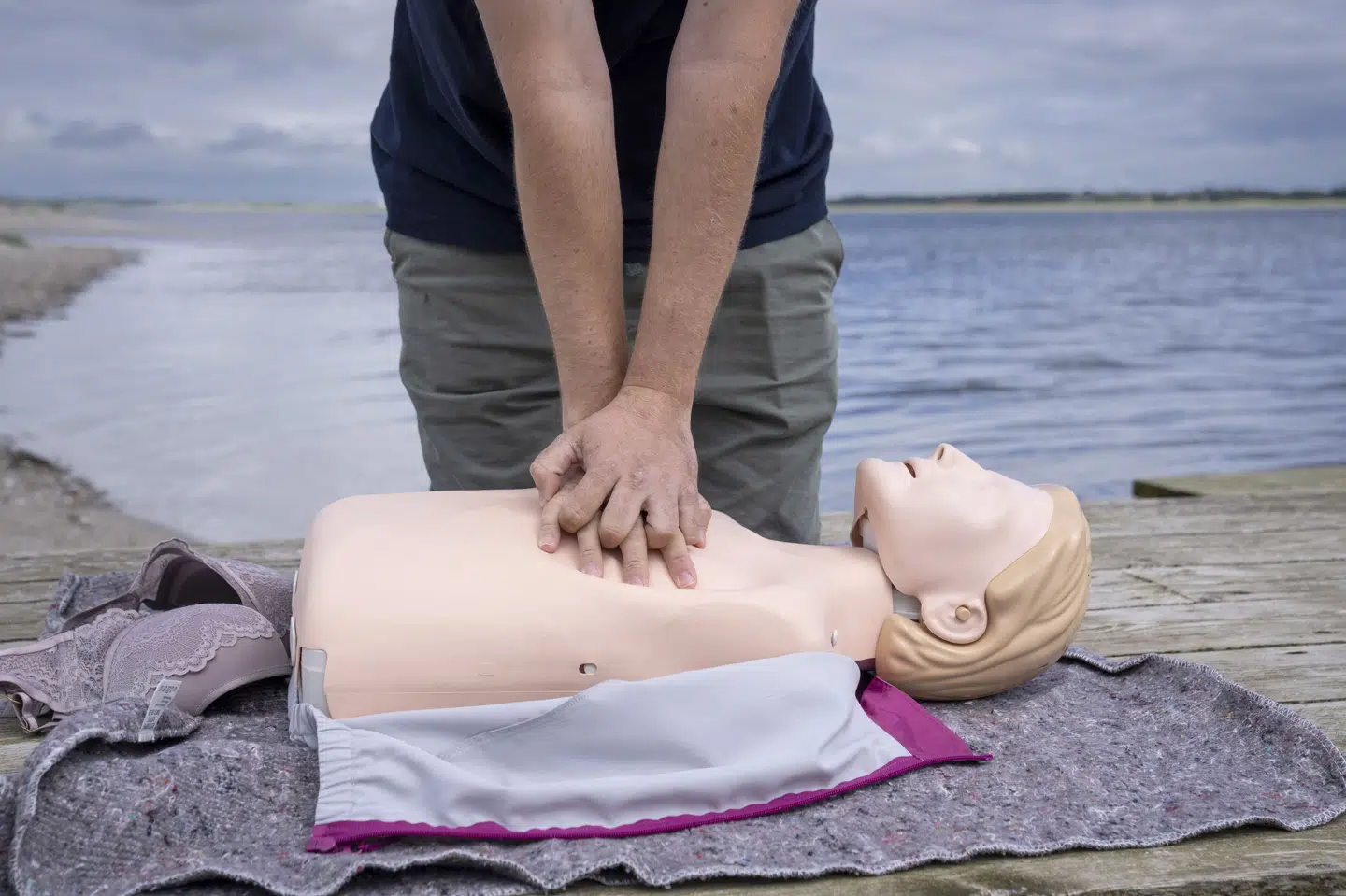 Hvis en person falder om og ikke er ved bevidsthed, så ring 1-1-2 med det samme, lyder de opdaterede retningslinjer for livreddende førstehjælp. (Arkivfoto).