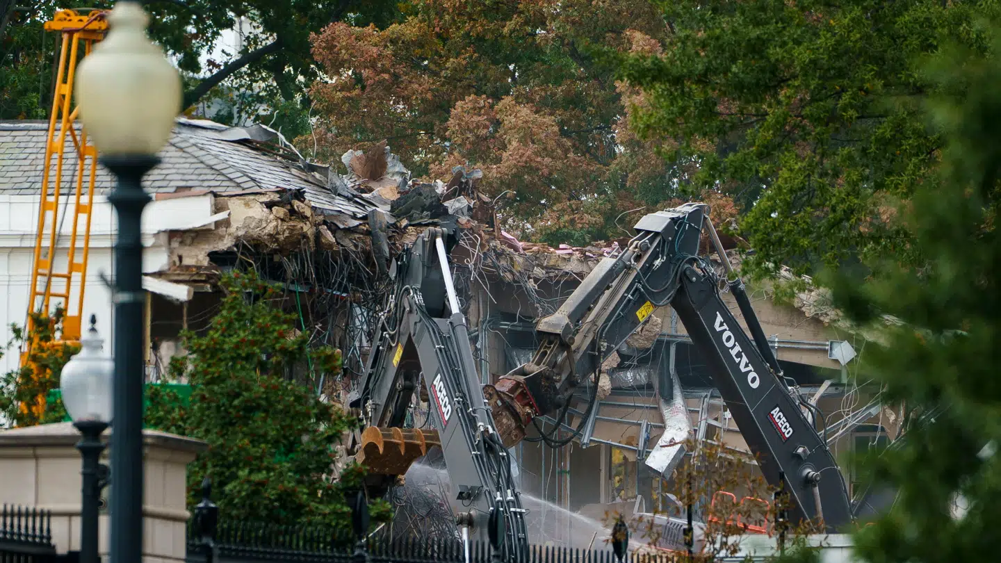 Det Hvide Hus' østfløj er i fuld gang med at blive revet ned.