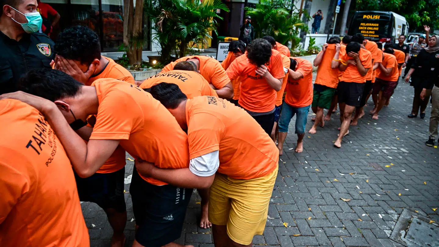 Indonesisk politi fremviser en gruppe på 34 mænd, der blev arresteret den 19. oktober for angiveligt at have holdt en »homoseksuel sexfest« på et hotel i Surabaya, landets næststørste by.