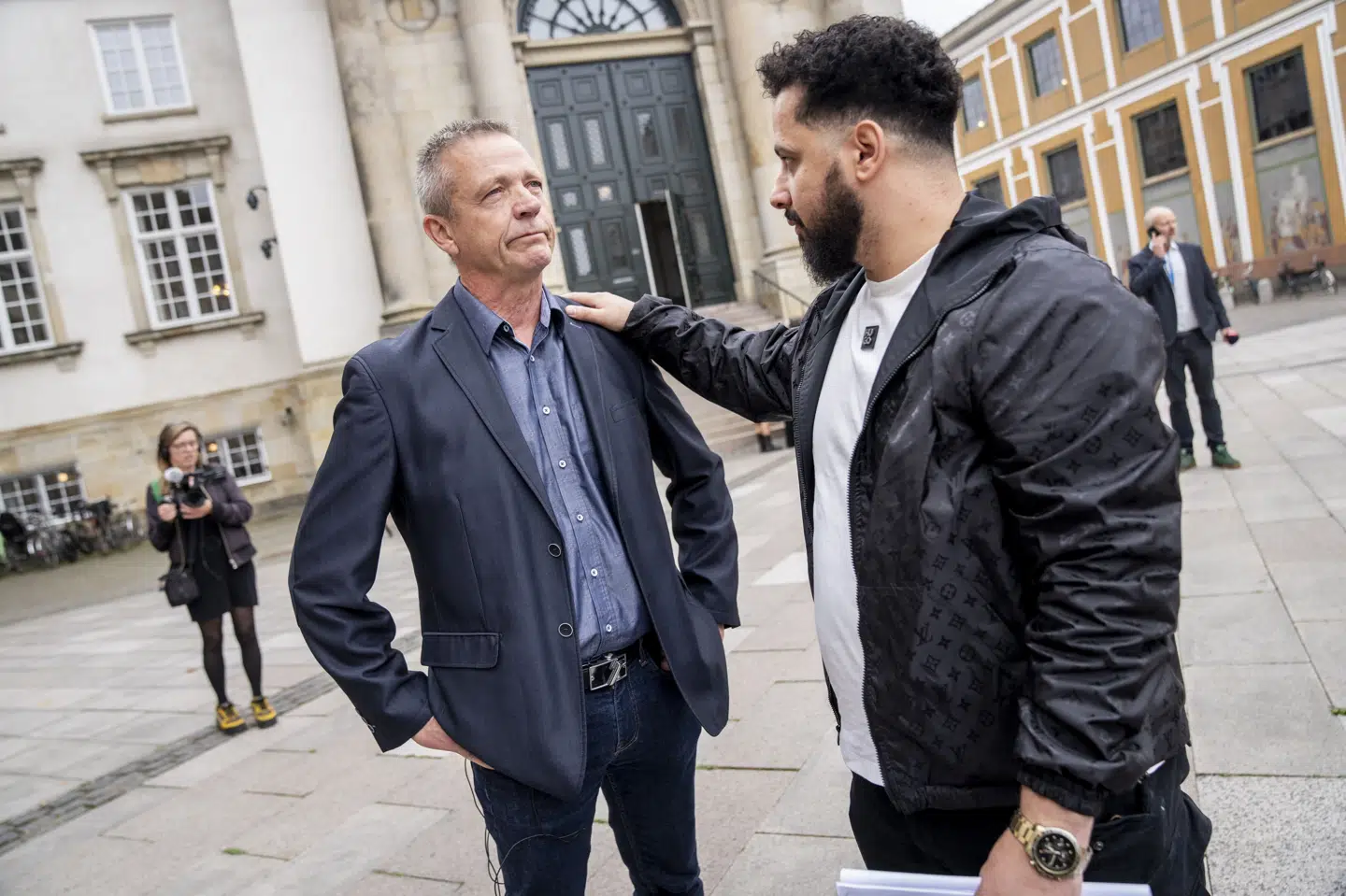 Ahmed Samsam og den tidligere PET-kildefører Jesper Kristensen går sammen, efter at Højesteret afsagde dom den 2. september. Efter dommen udtalte Samsam, at han skylder Kristensen alt. (Arkivfoto).