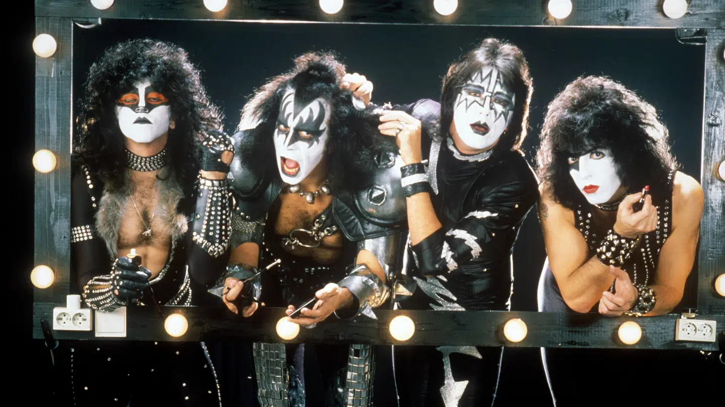 Kiss var kendt for deres makeup og kostumer. Ace Frehley er nummer to fra højre.
