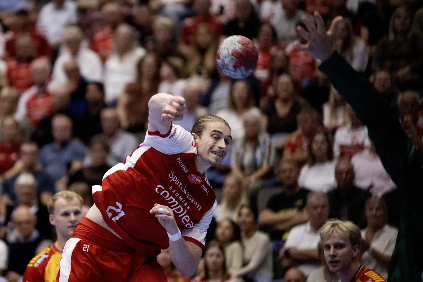 Juri Knorr og de andre Aalborg-spillere skød i mange tilfælde forgæves på Ignacio Biosca, men trak alligevel det længste strå. (Arkivfoto).