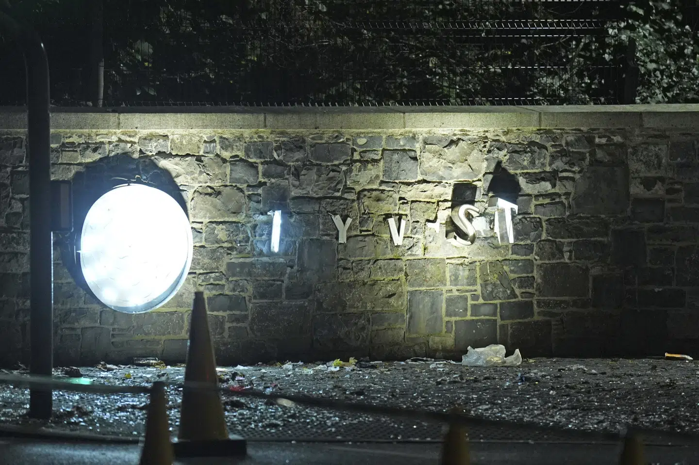 Beskadigelser ved indgangen til Citywest Hotel er her fotograferet onsdag, hvor der igen har været en indvandrerkritisk demonstration på stedet.