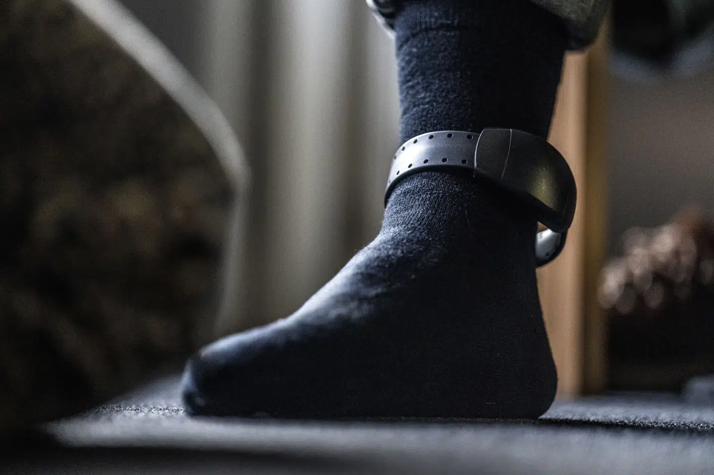 En fodlænke er her fotograferet ved Kriminalforsorgen i Aarhus i januar. I september blev den første såkaldte omvendte fodlænke taget i brug i Danmark, og nu skal forsøgsordning udvides. (Arkivfoto).