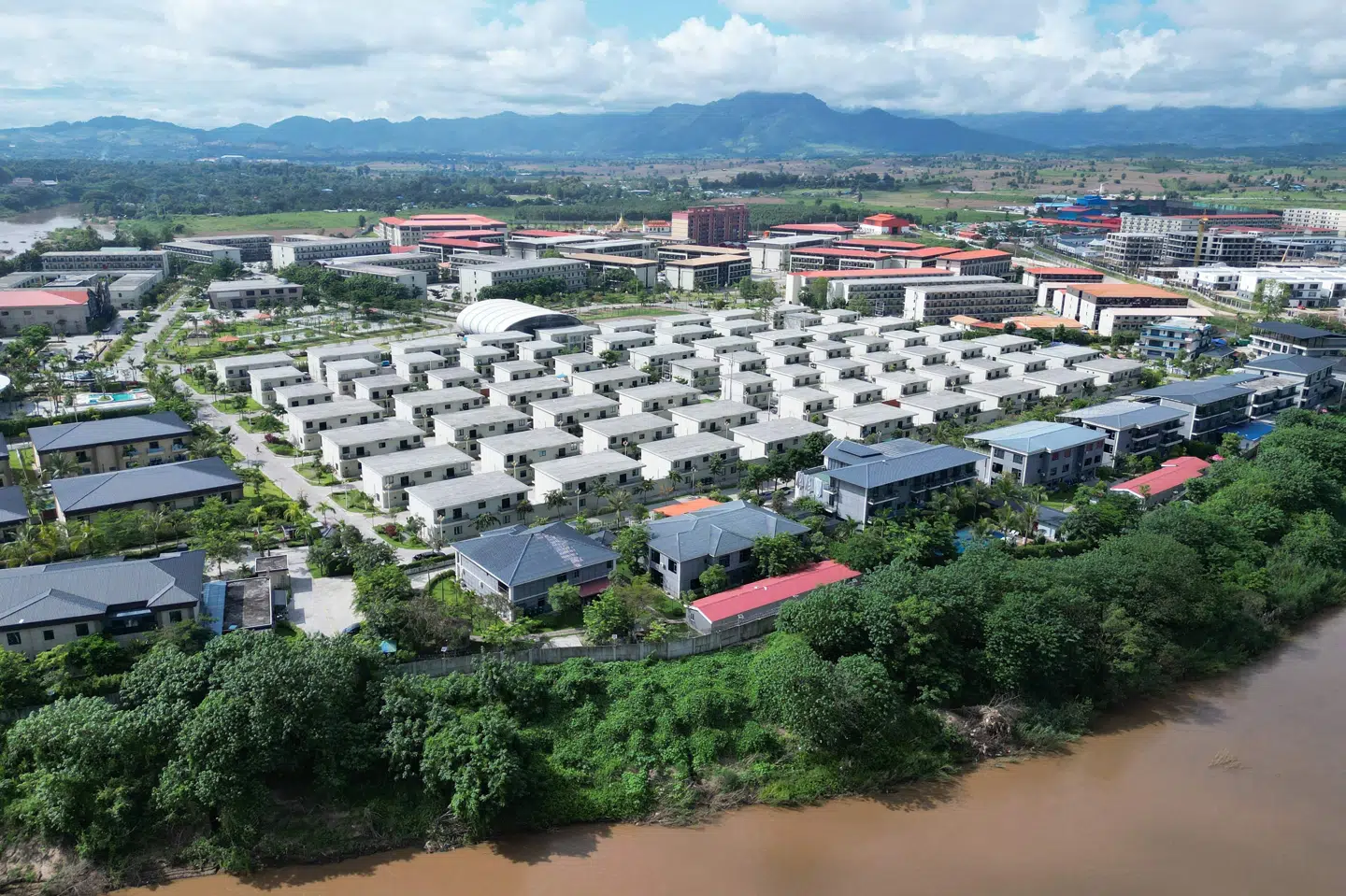 Billede fra 17. september af svindelcenteret KK Park i Myanmar. Hvis det ikke vurderes, at 677 personer, som torsdag morgen er flygtet derfra til Thailand, har været ofre for menneskehandel, kan de retsforfølges. (Arkivfoto).