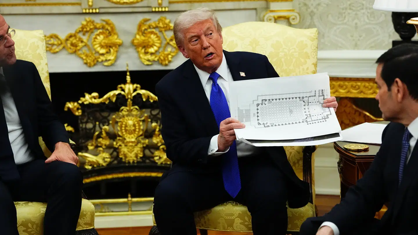 Donald Trump viser en skitse af den nye balsal frem.