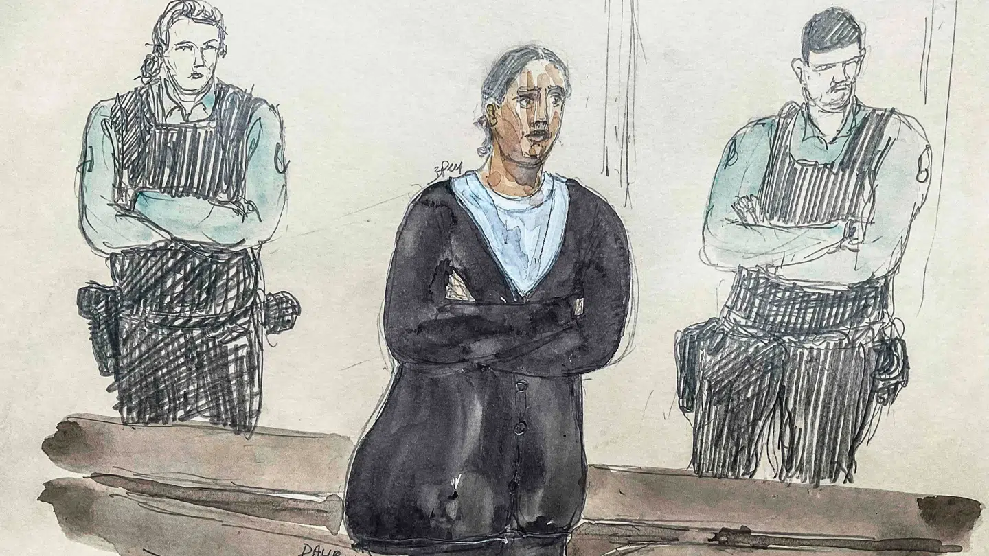 Her er en tegning af kvinden på anklagebænken: Dahbia Benkired