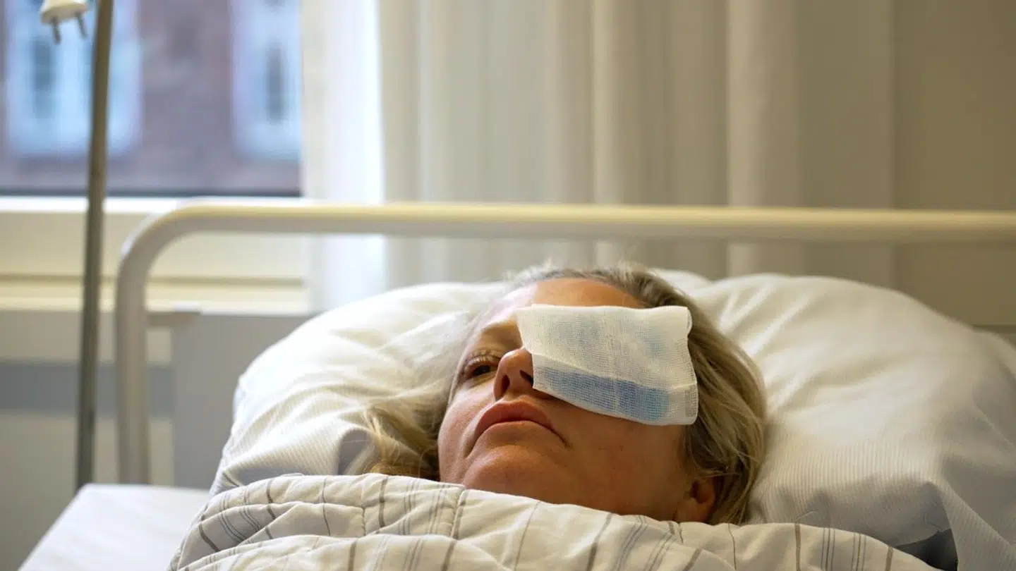 I 'Caroline og Dr. Kølle' er vi med helt tæt på, når Caroline Fleming får opereret øjne.