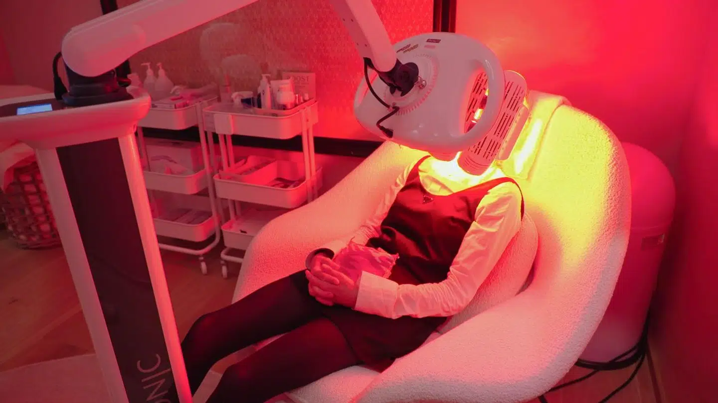 Caroline Fleming gør meget reklame for sin egen klinik – blandt andet for en særlig behandling med rødt lys.