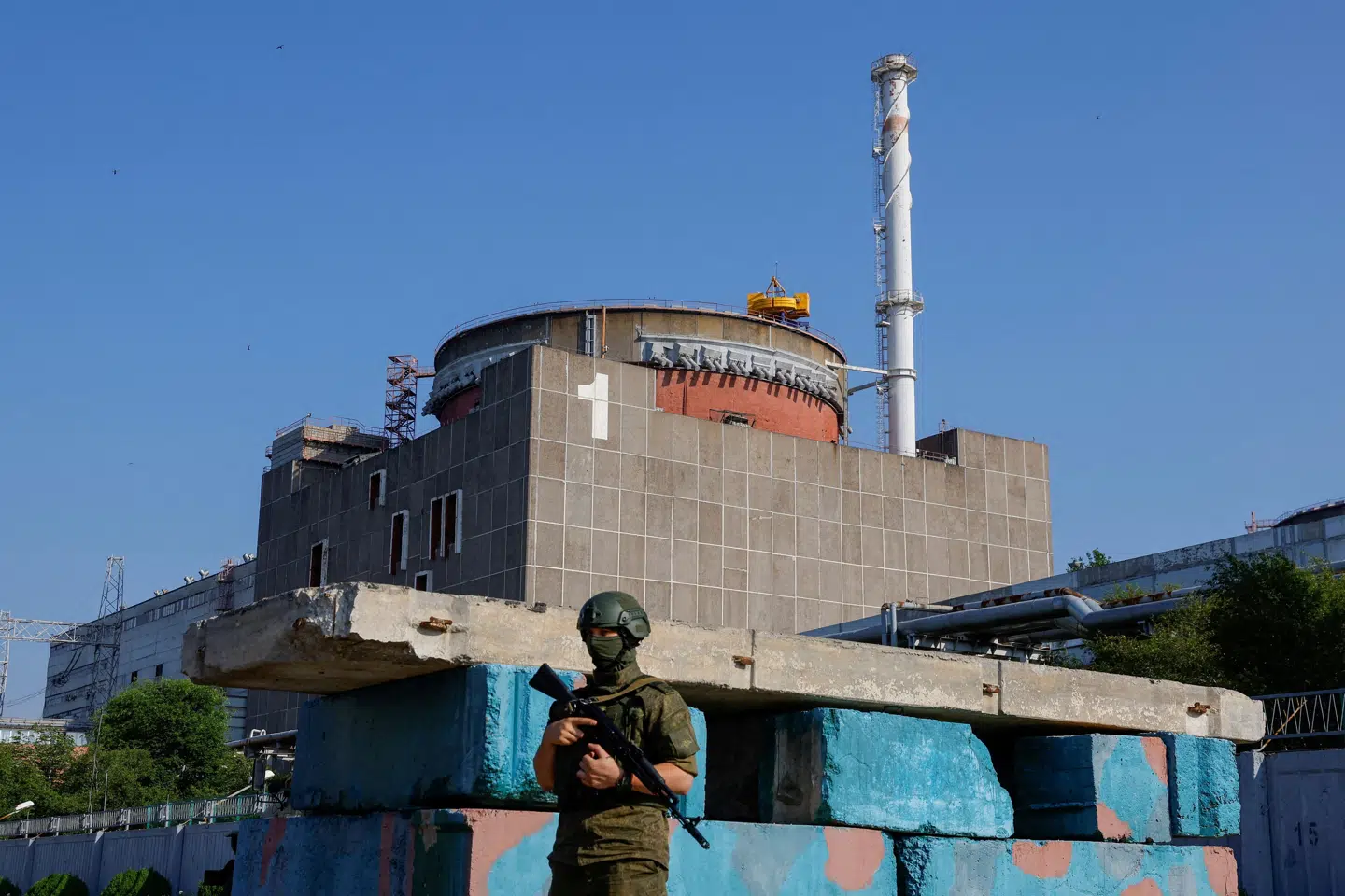 En russisk soldat står vagt nær atomkraftværket Zaporizjzja, der har seks reaktorer. (Arkivfoto).